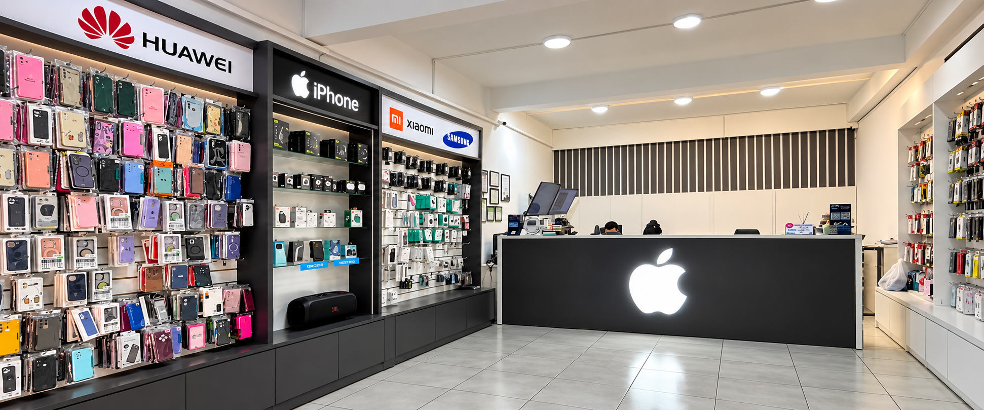 Técnico revisando un celular en una mesa de reparación